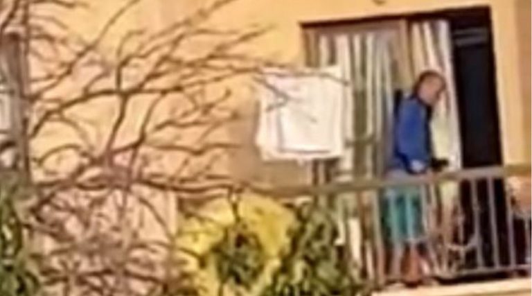 Σοκαριστικό βίντεο! Άντρας ξυλοκοπεί στο μπαλκόνι τη σύντροφο και τον σκύλο τους