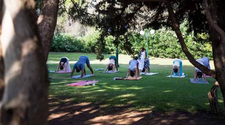 Μάθημα Yoga στον υπέροχο κήπο του Κέντρου Ιππασίας Μαραθώνα