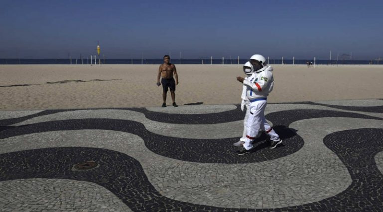 Ζευγάρι βόλταρε με στολή αστροναυτών για να μην κολλήσει κορονοϊό (φώτος)
