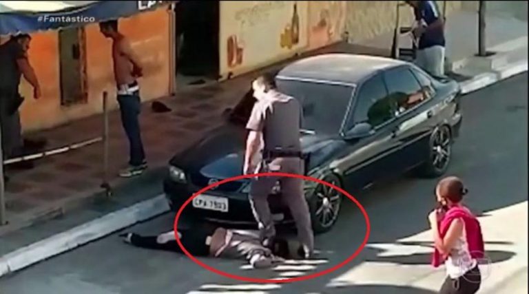 Εικόνες σοκ από την κακοποίηση γυναίκας από αστυνομικό – Την πιέζει στον λαιμό με το πόδι του! (βίντεο)