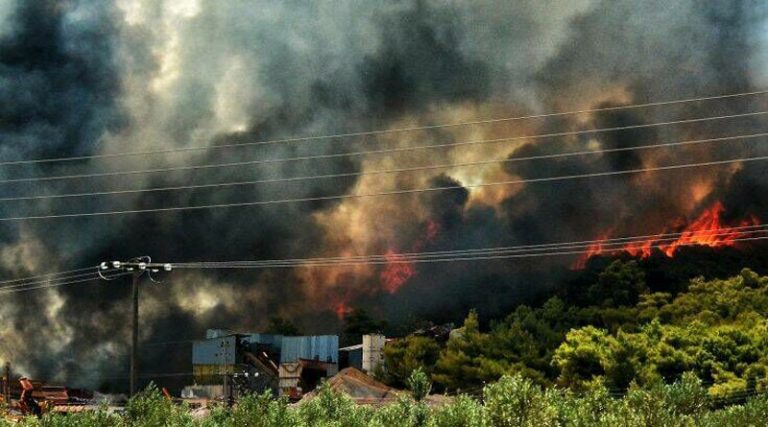 Ανεξέλεγκτη η φωτιά στις Κεχριές: Καίγεται σπίτι