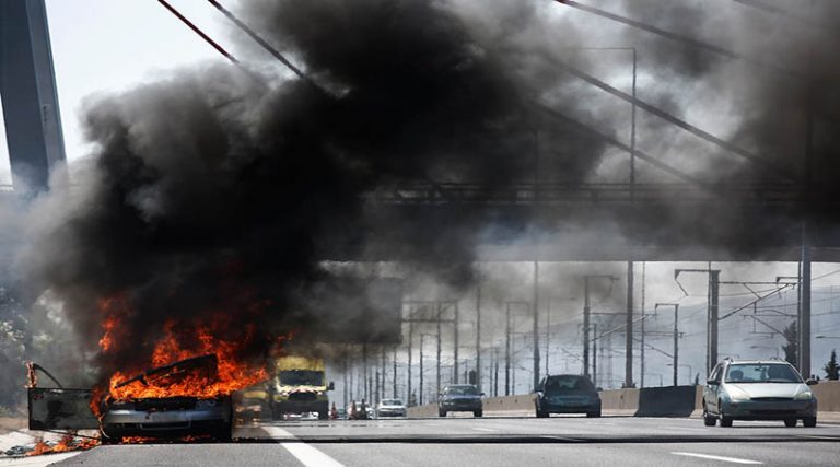 Πανικός στην Κάντζα: Φωτιά σε αυτοκίνητο στην Αττική Οδό! (φωτό)