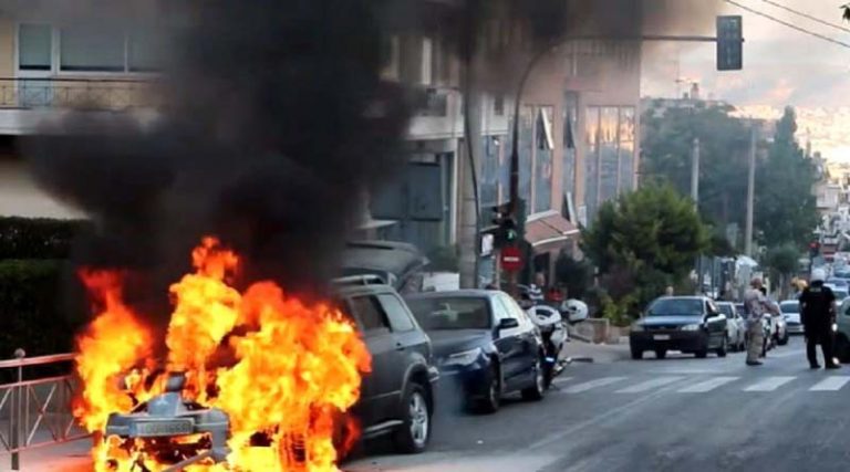Η στιγμή που αυτοκίνητο τυλίχθηκε στις φλόγες – Βίντεο που κόβει την ανάσα!