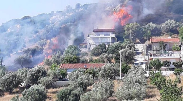 Ανάμεσα σε σπίτια η φωτιά στο Πικέρμι, στα σύνορα με Σπάτα (φωτό & βίντεο)