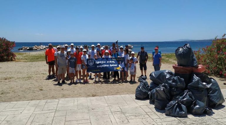 Eθελοντικός καθαρισμός στην παραλία του Μαραθώνα