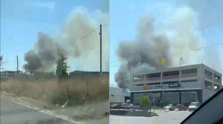 Φωτιά κοντά σε καταστήματα στη Λάρισα (βίντεο)
