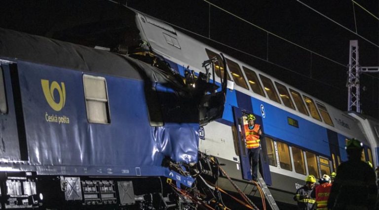 Σφοδρή σύγκρουση τρένων στην Πράγα! Δεκάδες τραυματίες