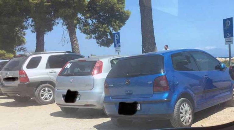 Αρτέμιδα: Αναισθησία! Παρκάρουν στην παραλία σε θέση ΑμεΑ (φωτό)
