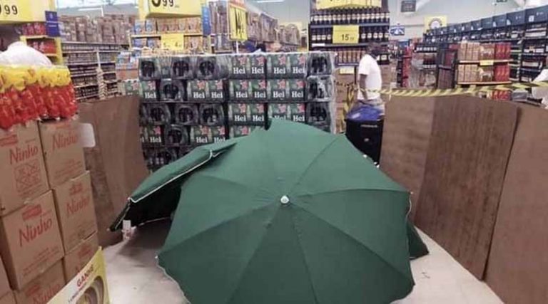 Πέθανε σε σουπερμάρκετ και τον σκέπασαν με ομπρέλες