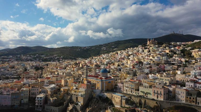 Ερμούπολη Σύρου: Η πολύχρωμη αρχοντορεμπέτισα κυρά – πρωτεύουσα των Κυκλάδων από ψηλά! (βίντεο)