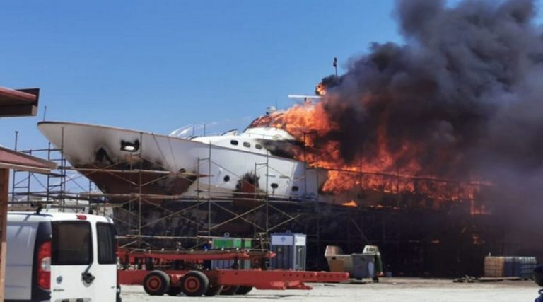 Φωτιά και έκρηξη σε ναυπηγείο στη Σύρο! Στάχτη έγινε θαλαμηγός (video)