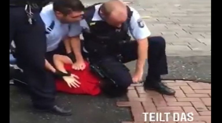Νέα περίπτωση Φλόιντ: Αστυνομικός γονατίζει στο λαιμό ενός ανήλικου (βίντεο)