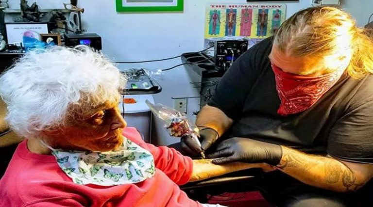 Γιαγιά 103 ετών έκανε το πρώτο της τατουάζ (φώτο+βίντεο)