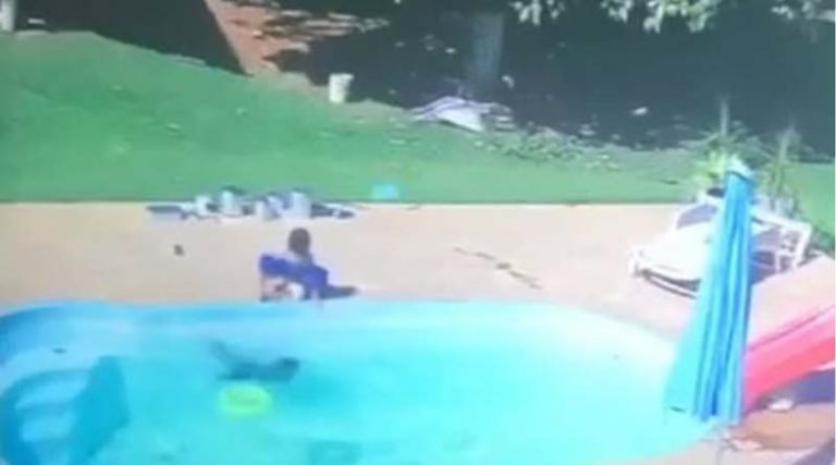 Συγκλονιστικό βίντεο: 3χρονος σώζει φίλο του από πνιγμό σε πισίνα!