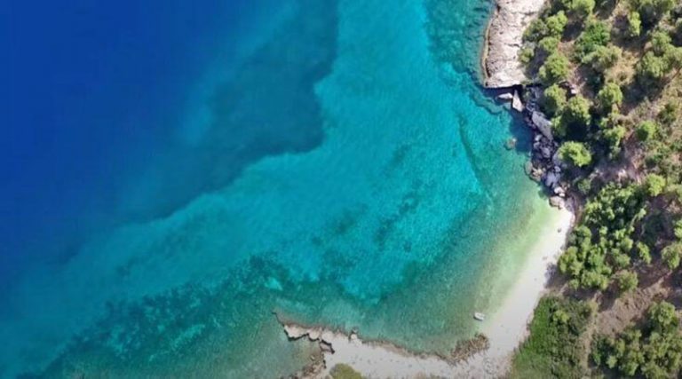 Η κρυφή και καταγάλανη παραλία στην Αν. Αττική -Εντυπωσιακές εικόνες από τα σμαραγδένια νερά (βίντεο)
