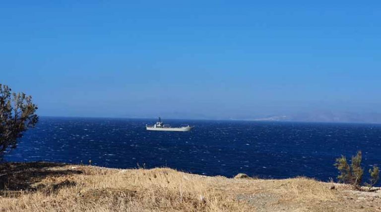 Έφθασαν τα πολεμικά πλοία στην Τήνο (φωτό)