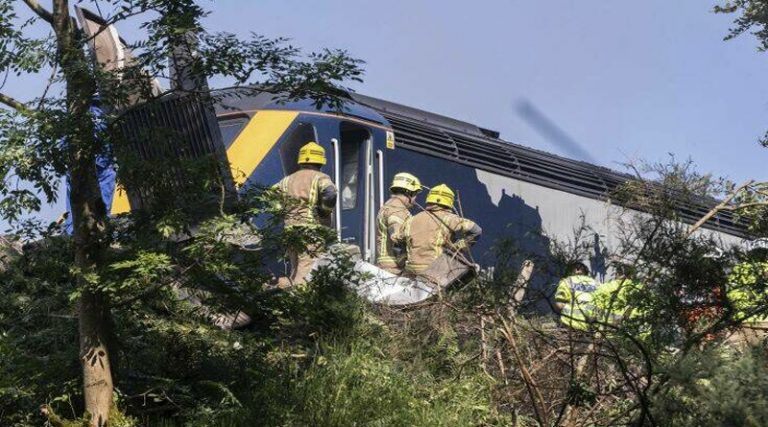Εκτροχιασμός τρένου με 3 νεκρούς – Πολύ δύσκολη η πρόσβαση των διασωστών