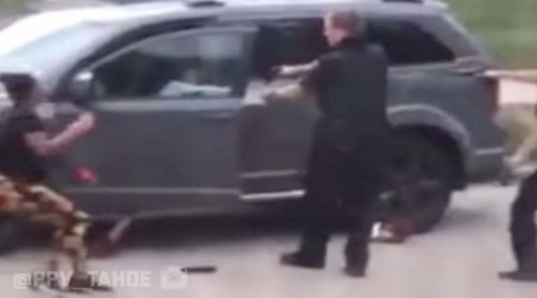Σοκαριστικό βίντεο: Αστυνομικός πυροβολεί μαύρο άνδρα πισώπλατα, μπροστά στα παιδιά του!