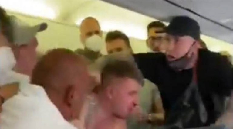 Χαμός σε πτήση: Μεθυσμένοι επιβάτες αρνήθηκαν να φορέσουν μάσκα και ξεκίνησε το… ξύλο! (βίντεο)