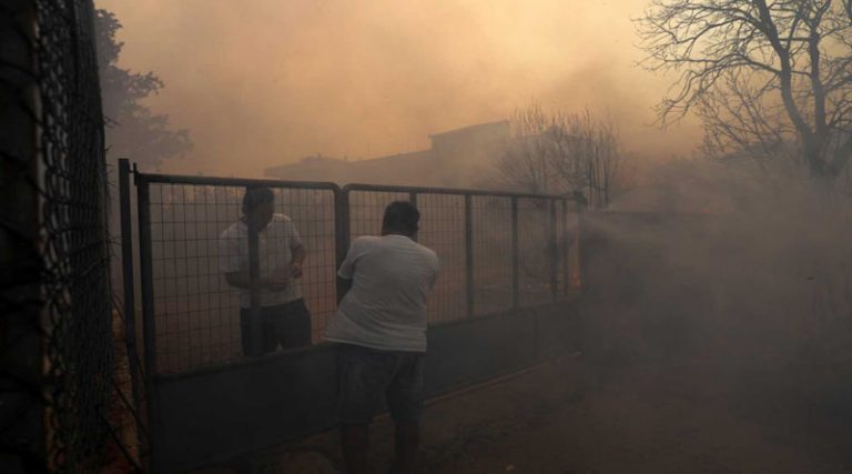 Ανάβυσσος: Ήρωες αστυνομικοί έσωσαν κόσμο από τις φλόγες