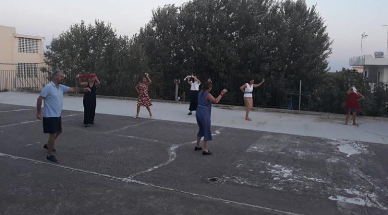 Πρώτο μάθημα χορού για το Λύκειο Ελληνίδων Ραφήνας με αποστάσεις και χαμόγελα! (φωτό)