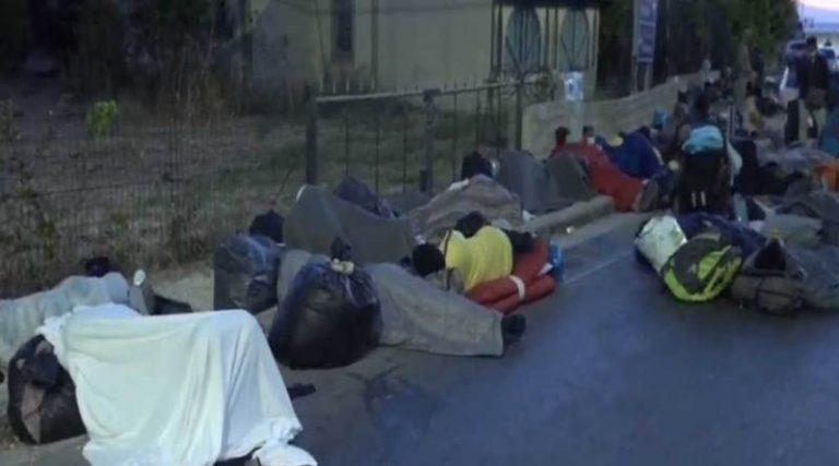 Δεύτερη νύχτα – κόλαση στη Μόρια: Σε δρόμους και χωράφια κοιμήθηκαν οι μετανάστες