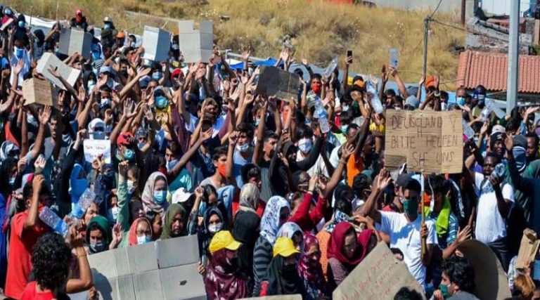Μόρια: «Μυρίζει μπαρούτι» – Πορεία 2.000 μεταναστών που ζητούν να φύγουν από τη Λέσβο