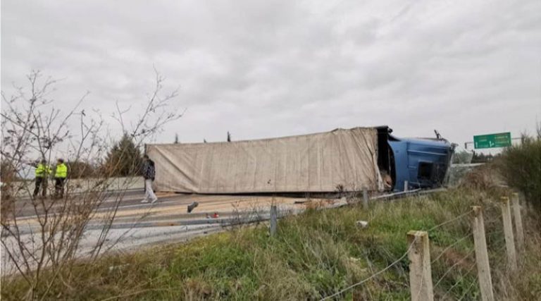 Τροχαίο στην εθνική οδό: Ανατράπηκε νταλίκα – Τρεις τραυματίες