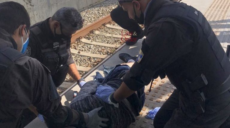 Αστυνομικοί της ΔΙΑΣ έσωσαν άνδρα που έπεσε στις γραμμές του τρένου! (φωτό)