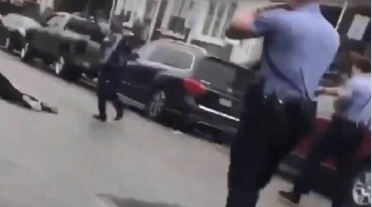 Αστυνομικοί σκότωσαν Αφροαμερικανό στη μέση του δρόμου – Προσοχή σκληρές εικόνες (βίντεο)