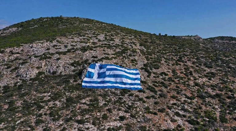 Ελληνική σημαία 800 τετραγωνικών δεσπόζει στον Υμηττό! (φωτό)