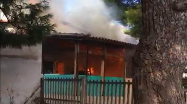 Έκτακτο: Φωτιά σε σπίτι στην Αρτέμιδα! (φωτό & βίντεο)