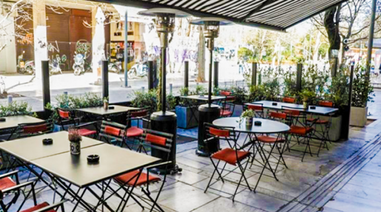 Μπαίνει τέλος στους «ανοιχτούς» χώρους με… πλαϊνές τέντες σε καφέ και εστιατόρια