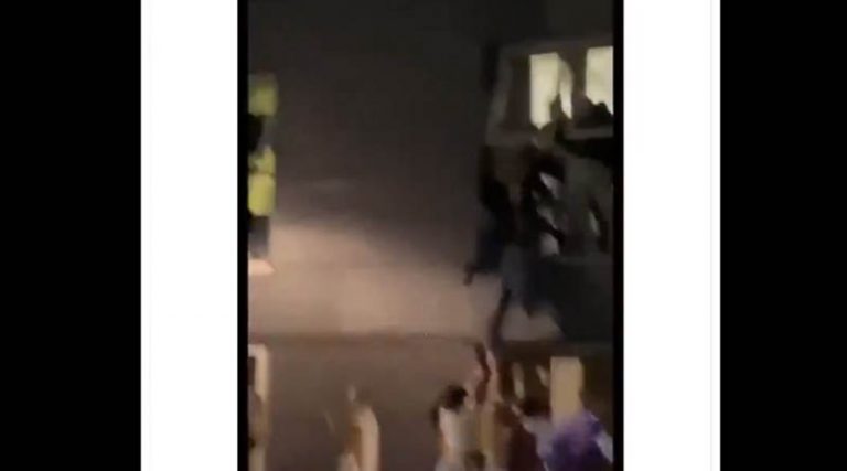 Φοιτητές πηδούν από τα παράθυρα καθώς η αστυνομία διαλύει κορονοπάρτι! (βίντεο)