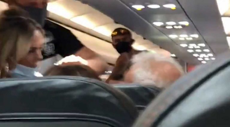 Απίστευτος τσακωμός σε αεροπλάνο: Επιβάτης δεν βάζει μάσκα, βρίζει τη γυναίκα του, εκείνη τον χαστουκίζει