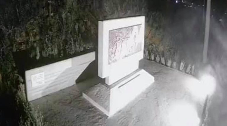 Νέος Βουτζάς:  Φωτίστηκε το μνημείο των Θυμάτων της φονικής πυρκαγιάς (φωτό)