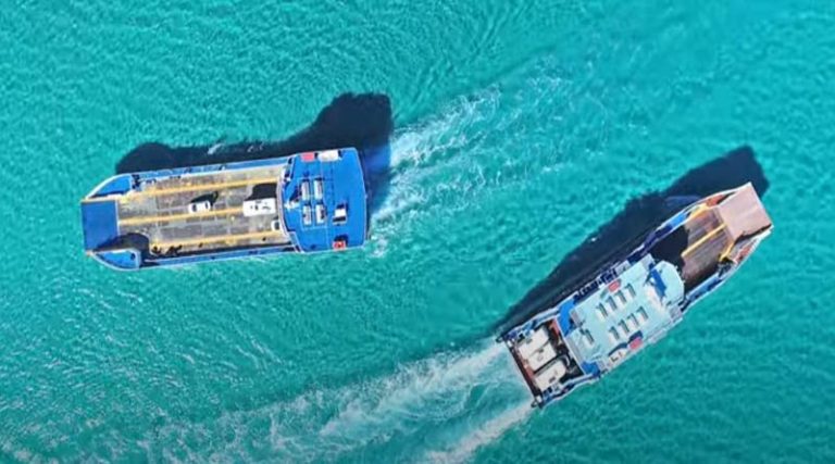 Η συνάντηση δύο πλοίων που κόβει την ανάσα – Το απόλυτο τιρκουάζ στο Στενό Ελαφονήσου (βίντεο)