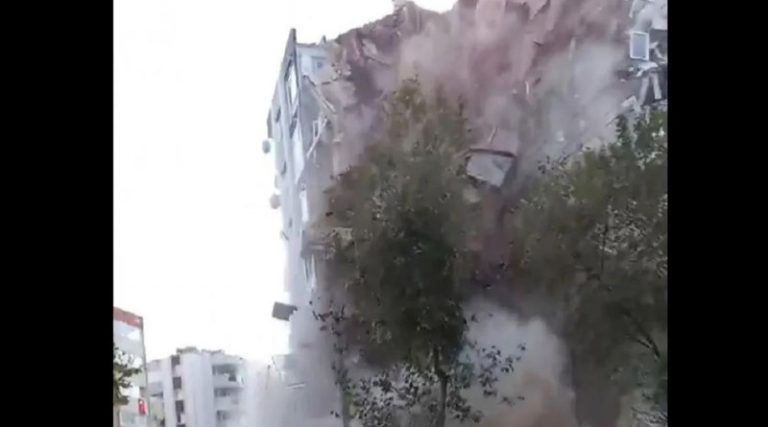 Η στιγμή που καταρρέει πολυκατοικία από τον σεισμό στη Σμύρνη! (συγκλονιστικά βίντεο)