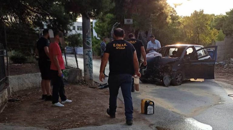 Νέες εικόνες από το τροχαίο στην Αρτέμιδα με τους δύο τραυματίες (φωτό)