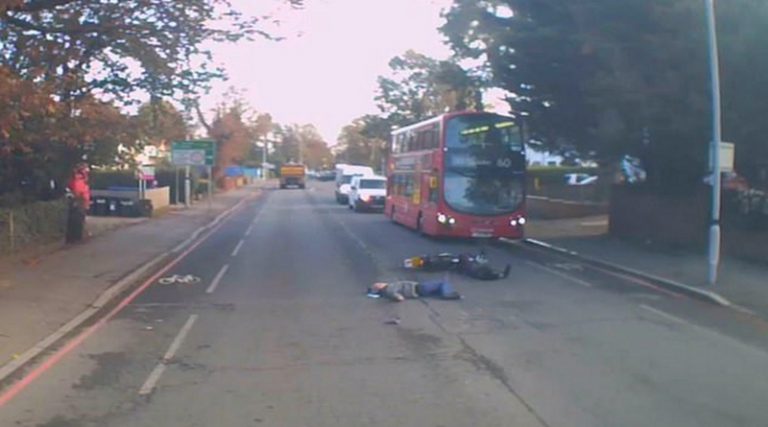 Σοκαριστικό: Οδηγός μηχανής χτυπά πεζό και δευτερόλεπτα μετά περνά… λεωφορείο