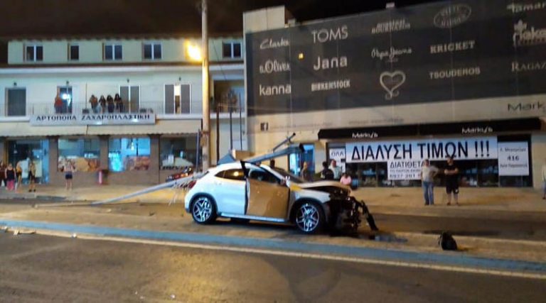 Σπάτα: Αυτοκίνητο καρφώθηκε σε κολόνα! (φωτό)