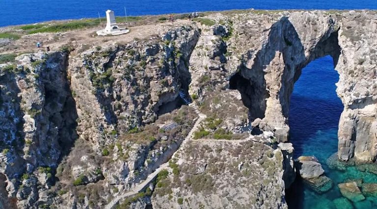 Το “κατακόρυφο” ελληνικό νησί όπου είναι θαμμένοι Γάλλοι και ο ανιψιός του Ναπολέοντα! (βίντεο)