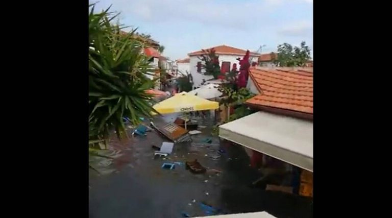 Σεισμός στη Σάμο: Η στιγμή που τσουνάμι παρασέρνει τα πάντα σε δρόμους στη Σμύρνη! (βίντεο)