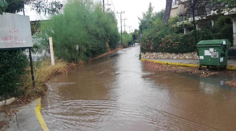 Νέα Μάκρη: Πλημμύρισαν οι δρόμοι στο Ζούμπερι! (φωτό & βίντεο)