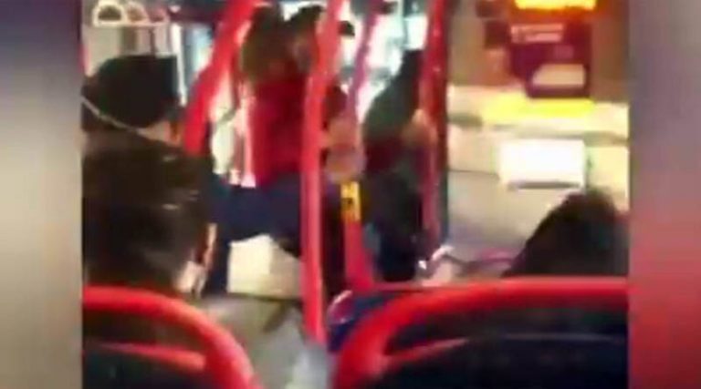Επιβάτης λεωφορείου κλοτσά κορίτσι στο πρόσωπο επειδή δεν φορά μάσκα! (βίντεο)