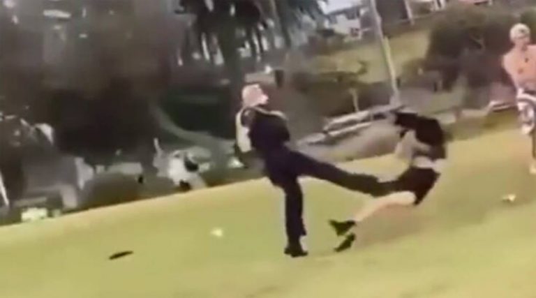Σοκαριστική στιγμή – Αστυνομικός κλωτσάει κορίτσι στο στομάχι (βίντεο)