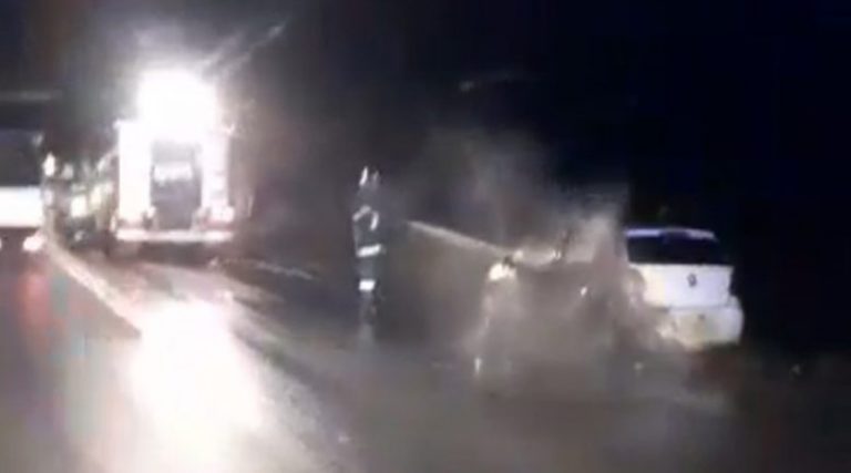 Αυτοκίνητο τυλίχθηκε στις φλόγες – Ευτυχώς δεν κινδύνεψαν οι επιβαίνοντες (φώτος+βίντεο)