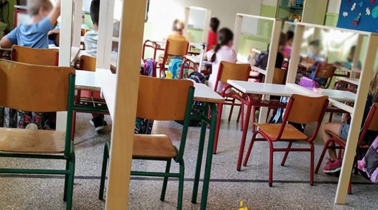 «Κόκκινο» Εξαδάκτυλου σε πρόωρο άνοιγμα σχολείων: «Οποιαδήποτε αύξηση διασωληνωμένων θα σημάνει τραγωδία»
