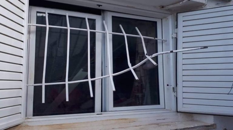 Θρασύτατη διάρρηξη στην Ανθούσα – Έσπασαν τα κάγκελα και μπήκαν από το παράθυρο! (φωτό)