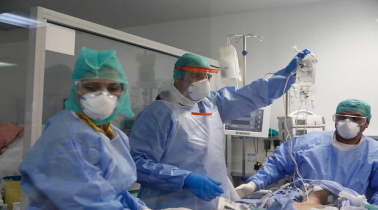 Κορονοϊός: Στη ΜΕΘ νοσοκομείου 26χρονος